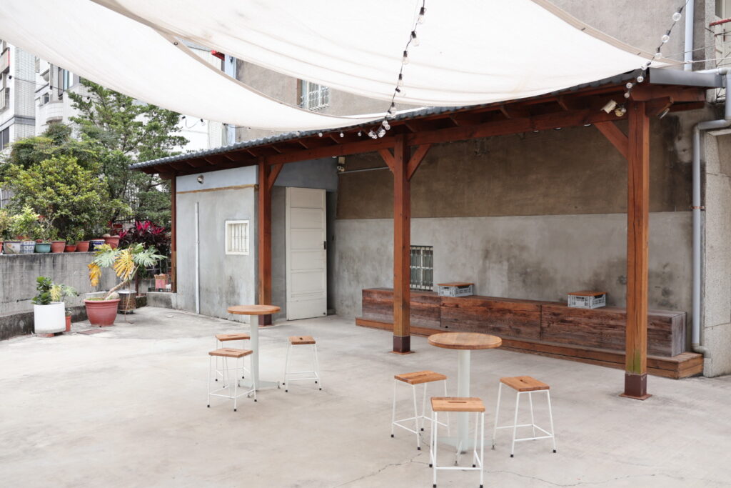 Subi Coffee bakery｜員林老宅甜點咖啡廳，寬敞庭院空間，適合拍照和聚會