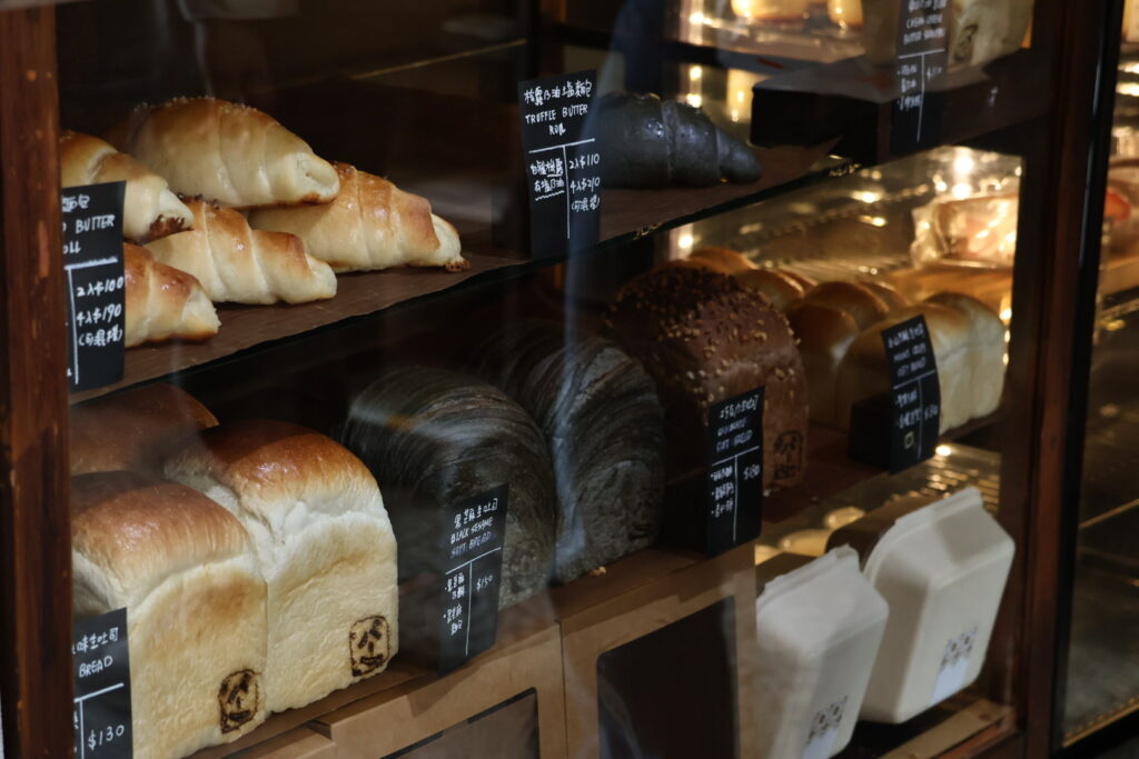 金曜パン｜台中無蛋奶的純素甜點，肉桂捲和旦沙拉一定要吃看看！