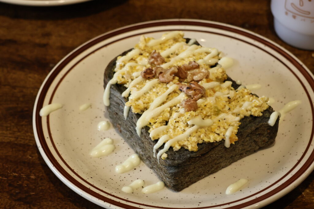 金曜パン｜台中無蛋奶的純素甜點，肉桂捲和旦沙拉一定要吃看看！