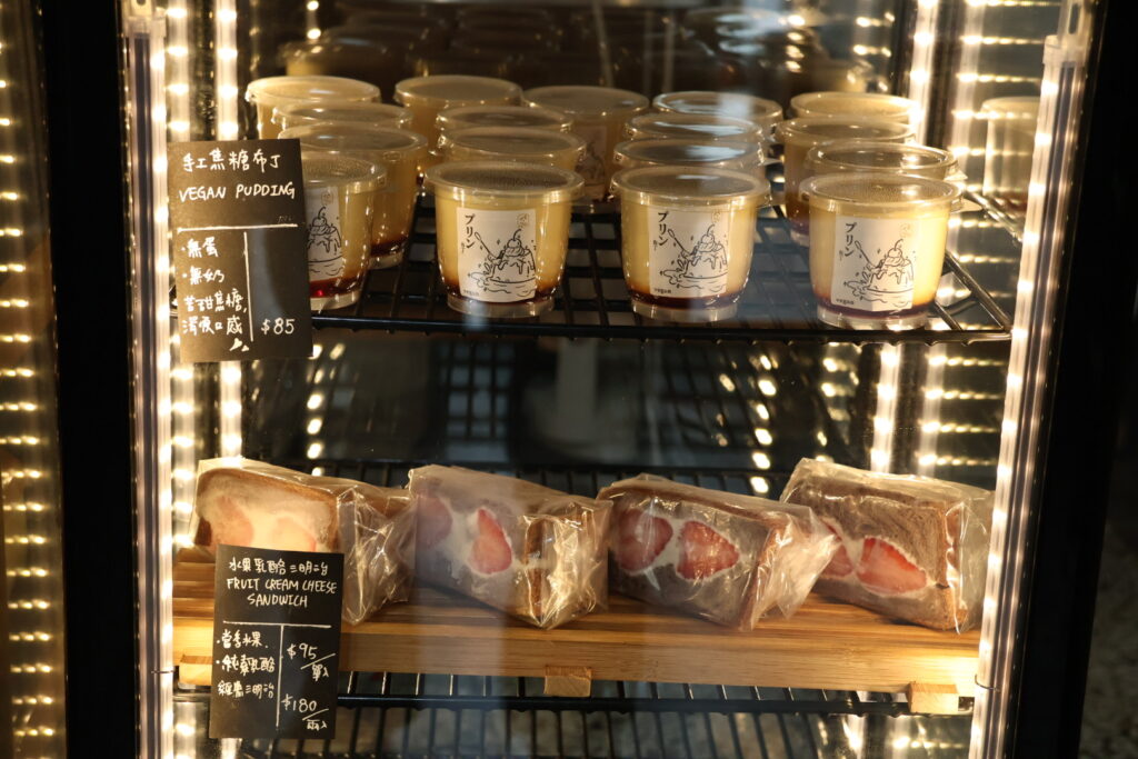 金曜パン｜台中無蛋奶的純素甜點，肉桂捲和旦沙拉一定要吃看看！