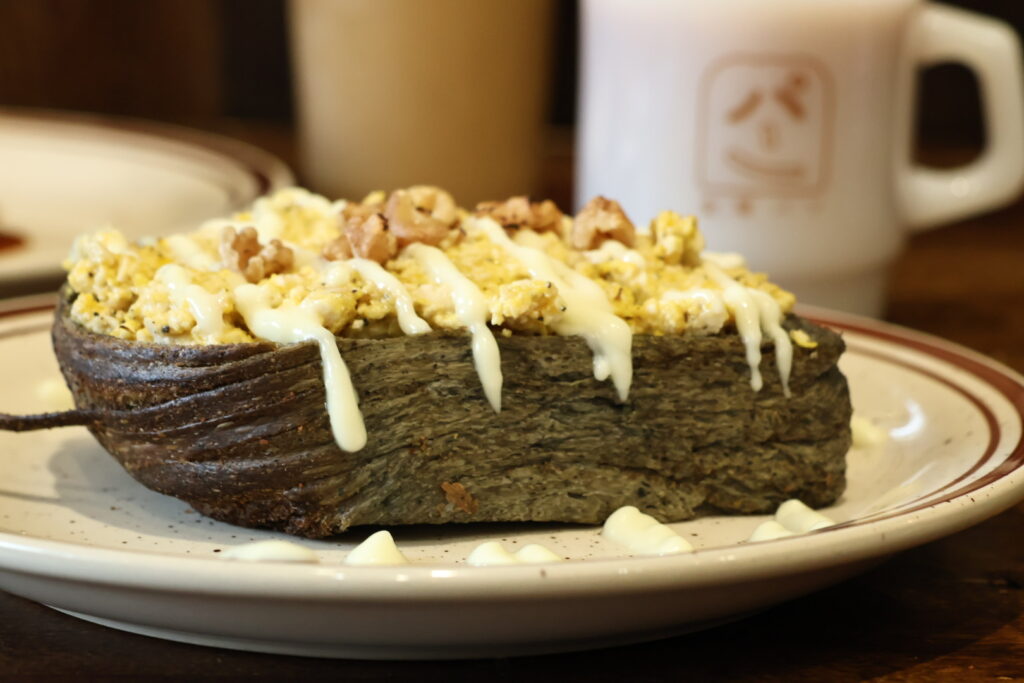 金曜パン｜台中無蛋奶的純素甜點，肉桂捲和旦沙拉一定要吃看看！