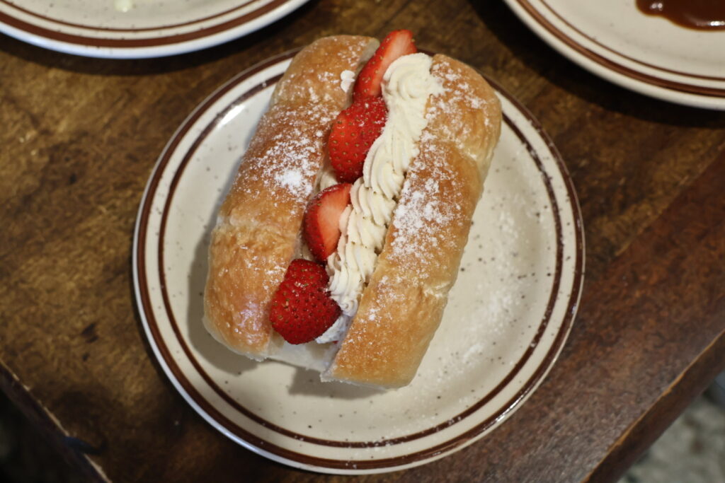 金曜パン｜台中無蛋奶的純素甜點，肉桂捲和旦沙拉一定要吃看看！