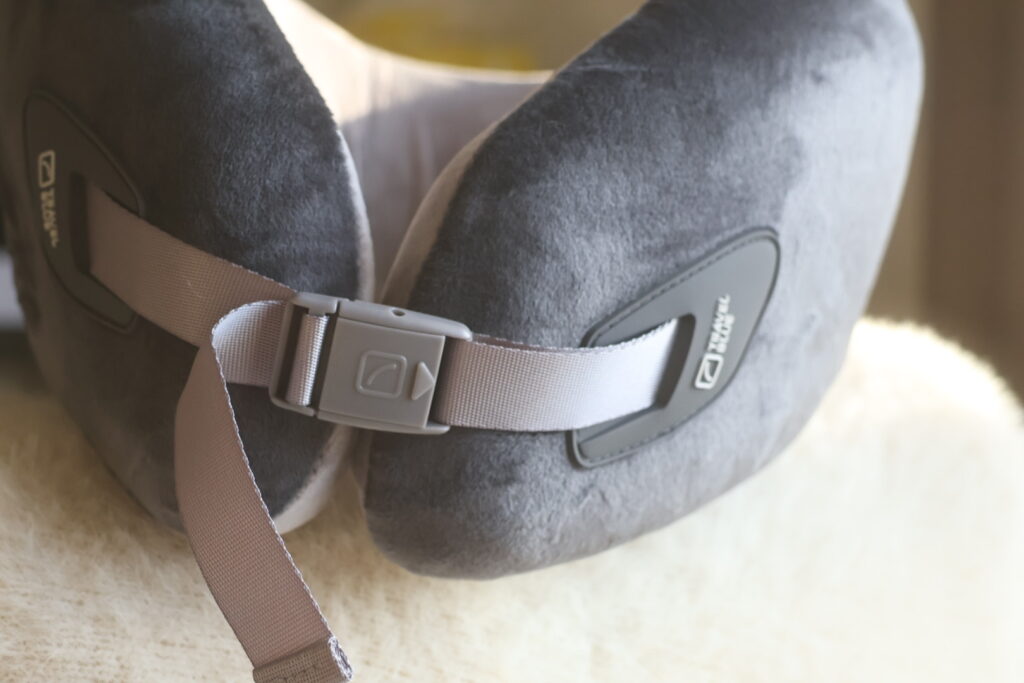 Travel Blue 豪華頸枕灰色實戴圖