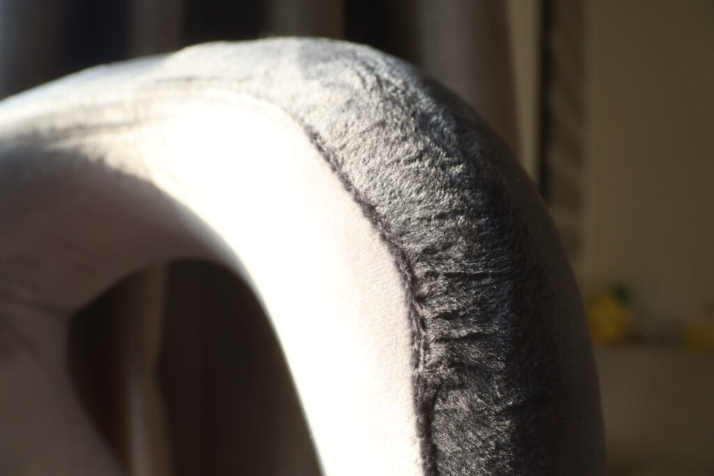 Travel Blue 豪華頸枕灰色實戴圖