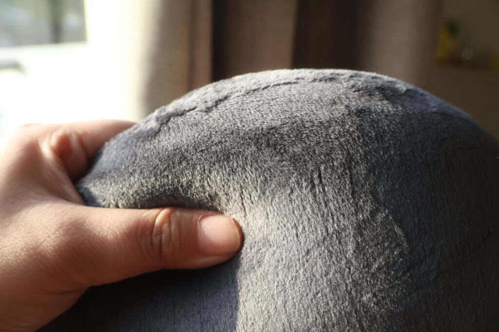 Travel Blue 豪華頸枕灰色實戴圖