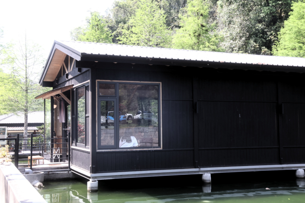 金井咖啡｜南投魚池最美漂浮木屋！美到像走進日本，柴燒窯烤披薩必點